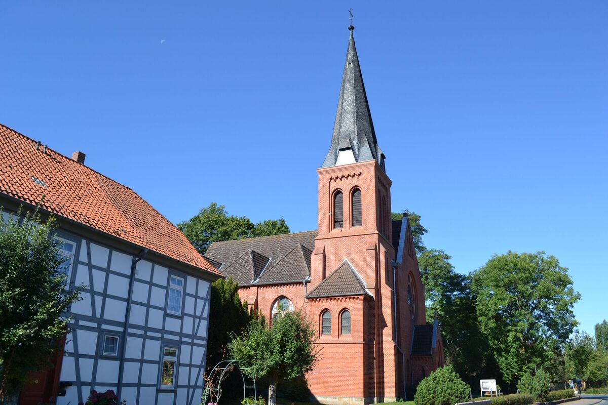 Kirche und ehemaliges Pfarrhaus in Ruthe