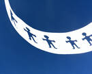 Papierfiguren vor blauem Himmel