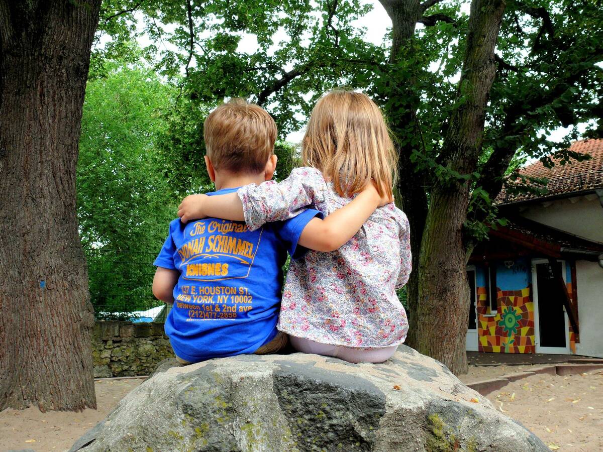 Kindergartenkinder Arm in Arm