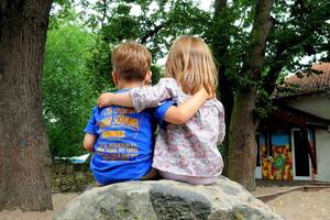 Kindergartenkinder Arm in Arm