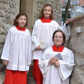 Drei neue Messdiener auf den Stufen der Sakristei der Heilig-Geist-Kirche