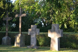 alte Grabkreuze auf dem Friedhof Poppenburg