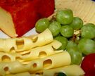 Käsescheiben und Weintrauben