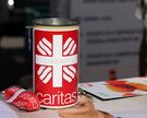 Sammeldose mit dem Logo der Caritas