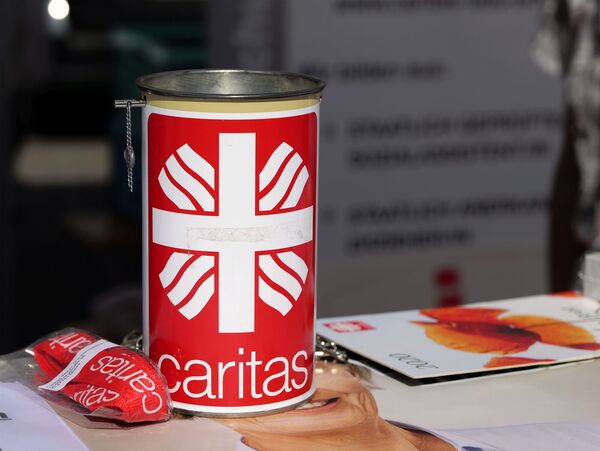 Sammeldose mit dem Logo der Caritas