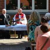Pastor Borcholt und Pfarrer Volkwein singen mit der Gemeinde