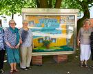 kfd-Frauen neben der gestalteten Vitrine auf dem Kirchplatz