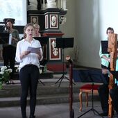 Ariane Stepen singt zum Flötenspiel der Gruppe ImTakt