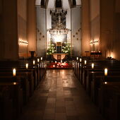 Kirche im Kerzenschein