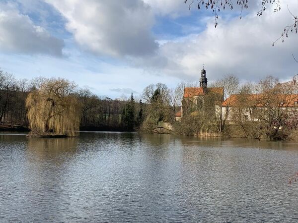 Kloster Marienrode mit Teich im Vordergrund