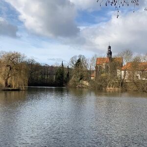 Kloster Marienrode mit Teich im Vordergrund