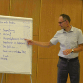 Pfarrer Volkwein erläutert den Personalplan 2025