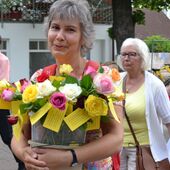 Andrea Potthast verteilt Rosen an die Kommunionkinder