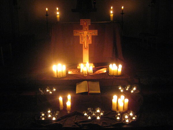 Taizé-Kreuz mit Kerzen davor