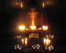 Taizé-Kreuz mit Kerzen davor