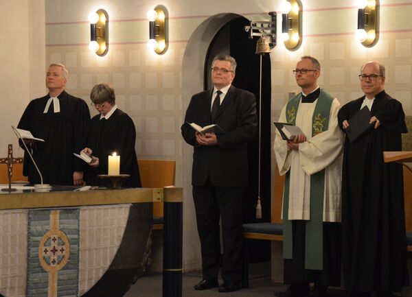 Im Altarraum der Heilig-Geist-Kirche stehen Pfarrer Volkwein, Pastor Borcholt, Evangelist Sperling, Pastorin Schiwek und Pastor Fricke