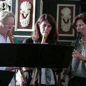 Drei Flötenspielerinnen in Aktion