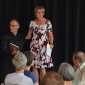 Pfarrer Harald Volkwein und PGR-Vorsitzende Barbara Scholz begrüßen die Ehrenamtlichen