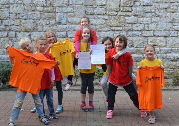 Kinder in Cantolino-Shirts