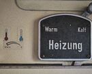 Ein altes Heizungs-Bedienelement, der Schalter steht auf kalt