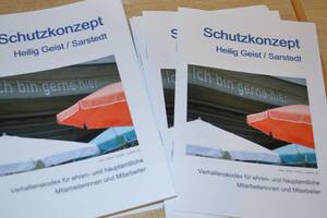 Stapel mit Broschüren zum Schutzkonzept