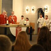 Weihbischof Bongartz und Pfarrer Volkwein am Altar