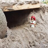 Höhle aus Sand mit einer Playmobilfigur als Wache davor