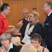 Bürgermeisterin Brennecke überreicht den Preis für Zivilcourage