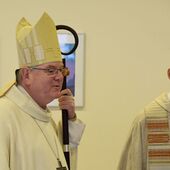 Weihbischof Bongartz und Pfarrer Volkwein begrüßen die Firmlinge