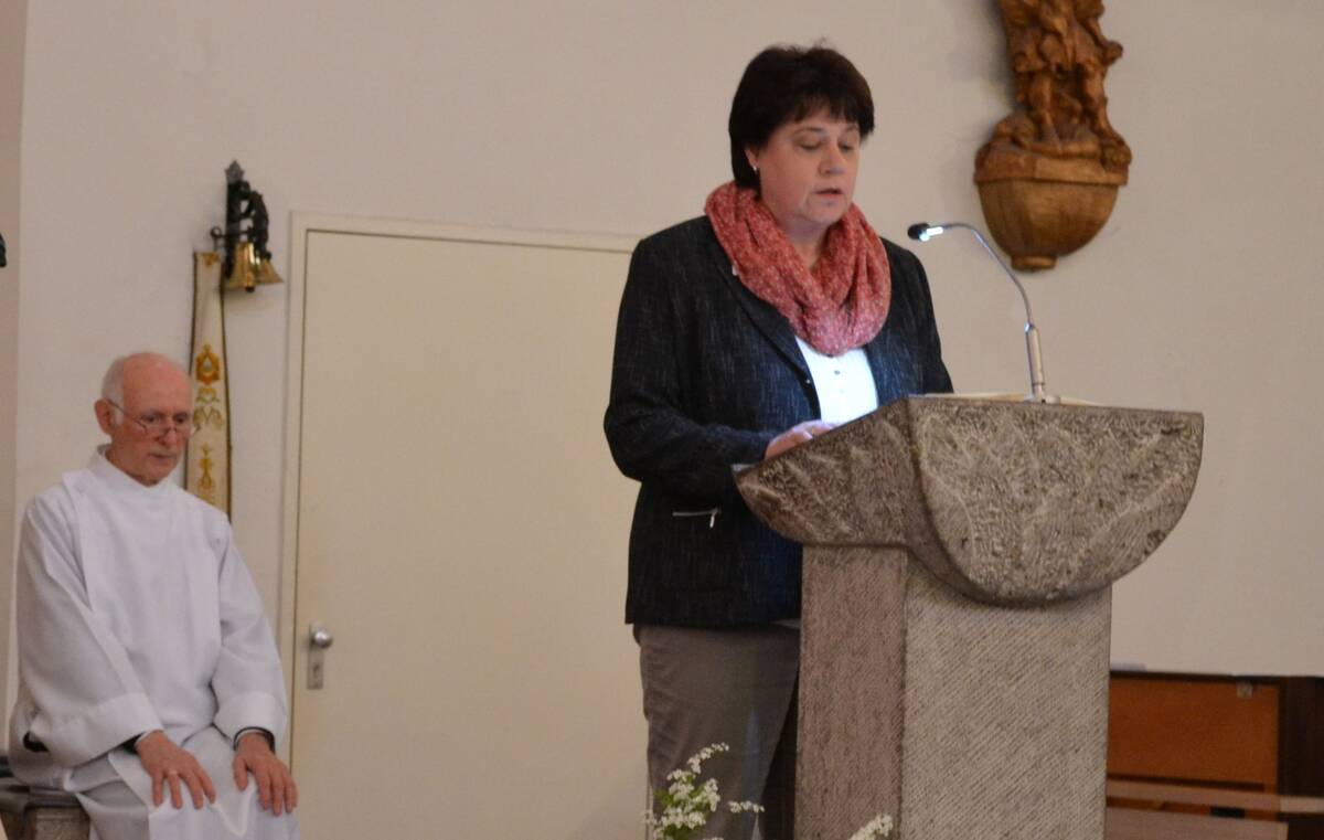 Hildegard Hollah als Lektorin am Ambo in St. Michael