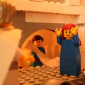Ein aus Lego gebaute Grabhöhle mit einem Engel und Maria MAgdalena