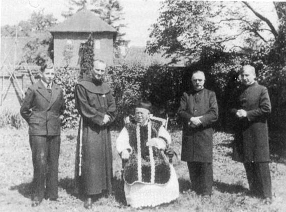 Pfingsten 1936, rechts Kaplan Karl Bothe