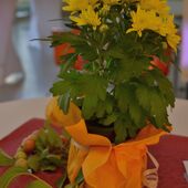Blumen und Zieräpfel als Tischdekoration