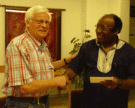 Manfred Pätzold (Kolping) übergibt Spende an Pfarrer Dr. Chigere