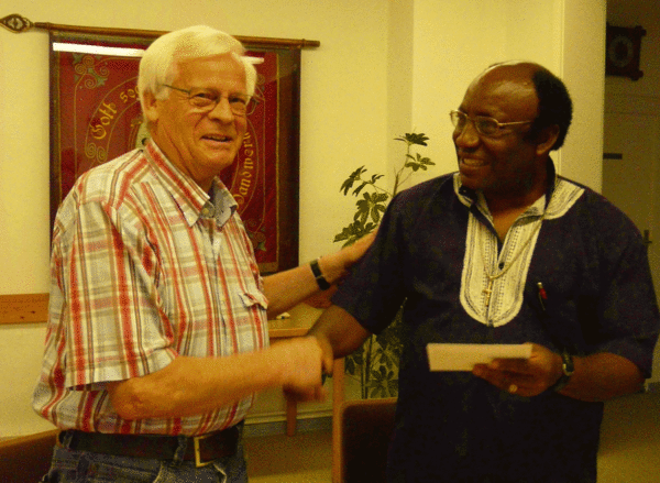Manfred Pätzold (Kolping) übergibt Spende an Pfarrer Dr. Chigere