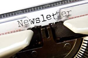 Ausschnitt einer Schreibmaschine und das Wort Newsletter