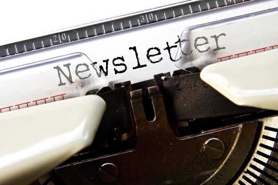 Ausschnitt einer Schreibmaschine und das Wort Newsletter
