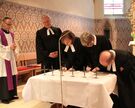 Die Pastoren unterzeichnen die Selbstverpflichtungserklärung