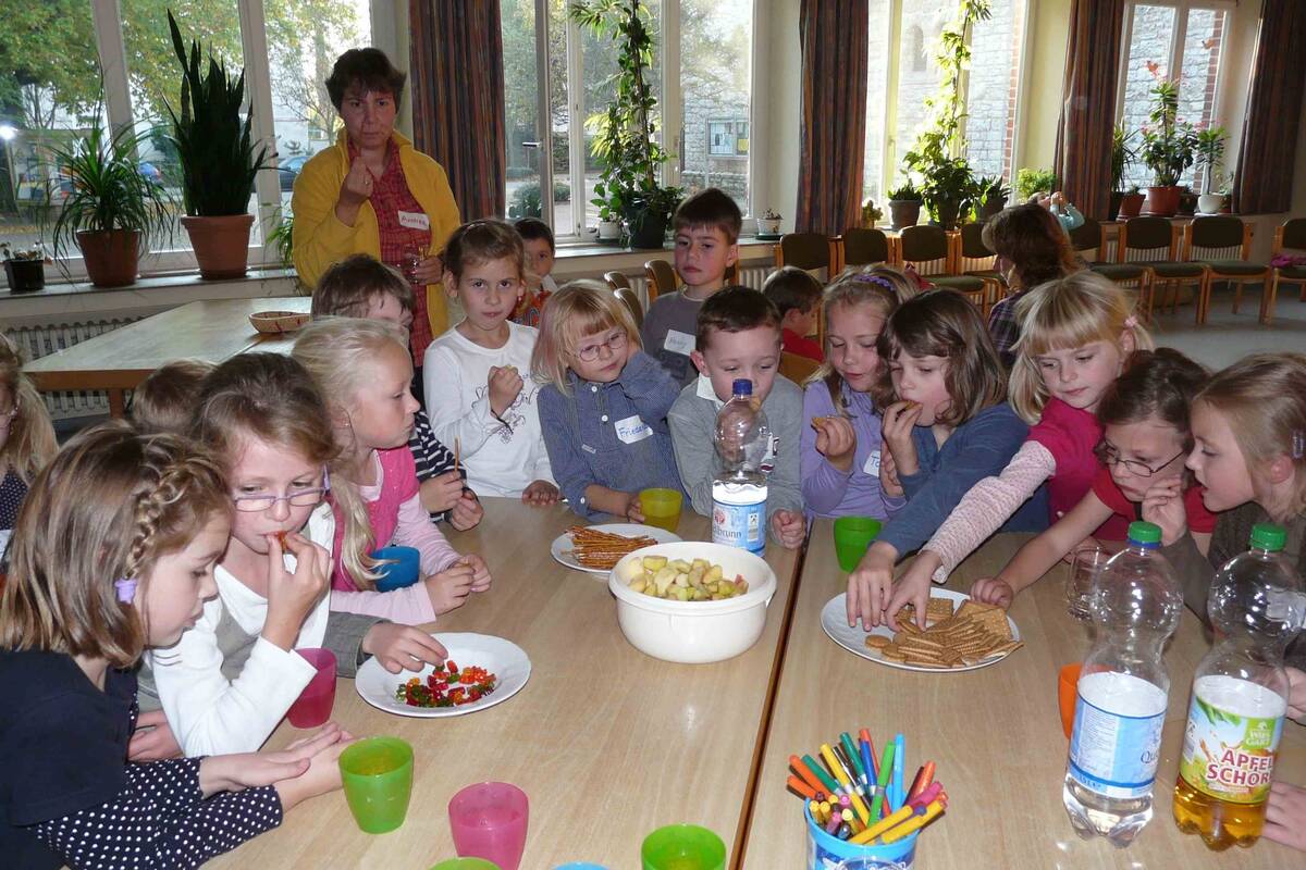 Kinder der ersten Klasse Treffen zum Thema „Ich bin getauft – Gott hat mich lieb!“