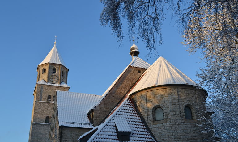 Die Heilig-Geist-Kirche im Schnee