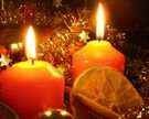 Kerzen und Adventsschmuck