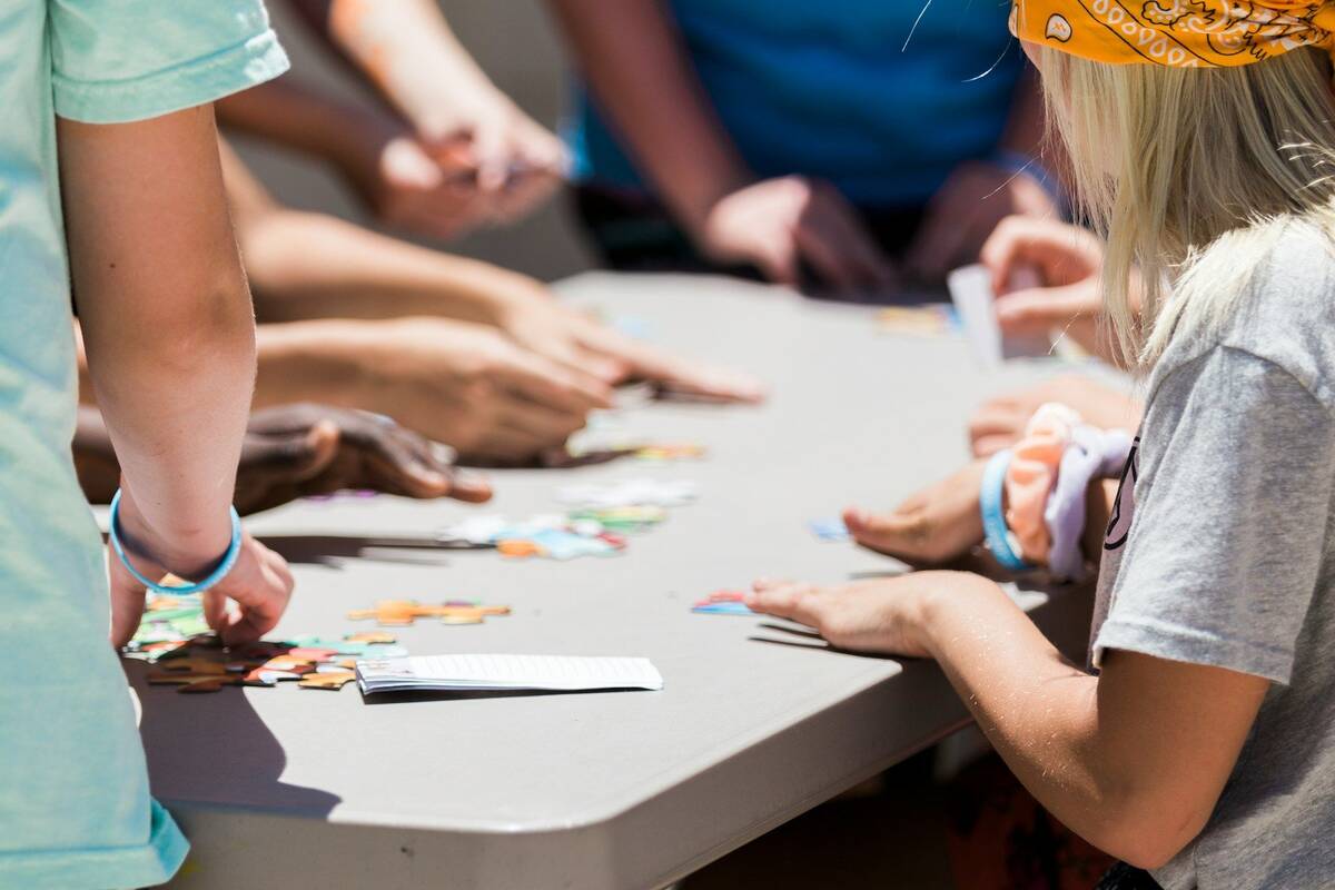 Kinder sitzen um einen Tisch