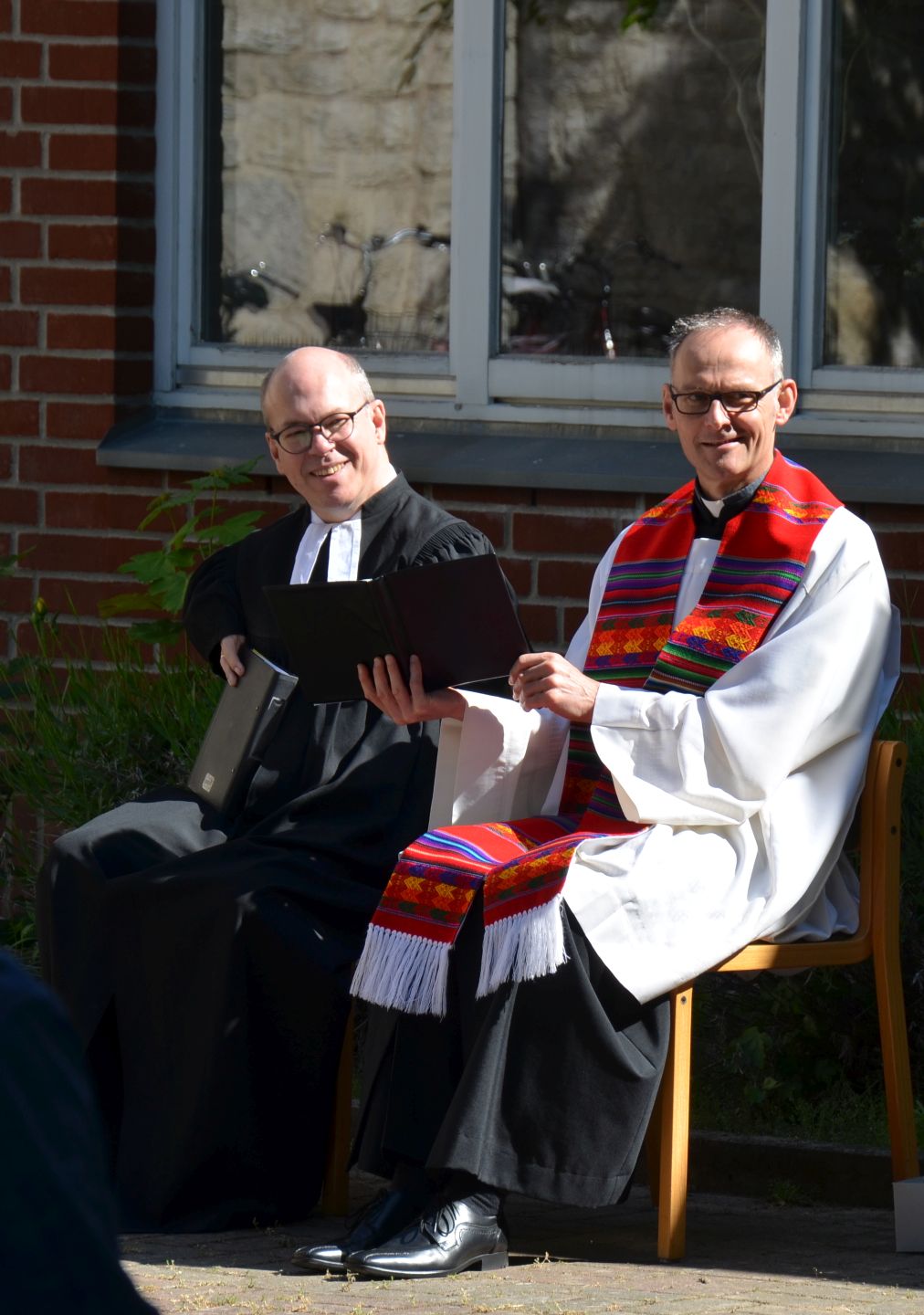 Pfarrer Volkwein und Pastor Borcholt in liturgischen Gewändern